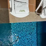 Cubo De Cristal Con Piscina Y Vistas Al Mar