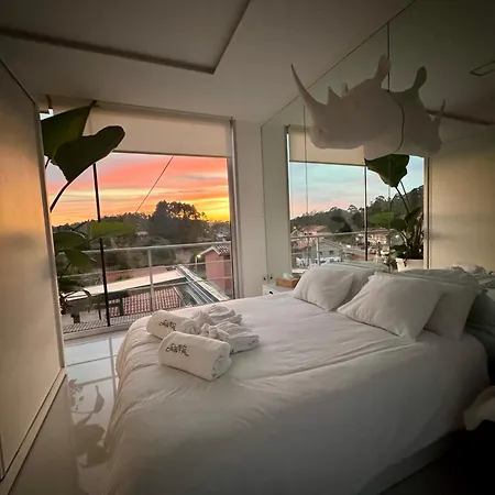 Cubo De Cristal Con Piscina Y Vistas Al Mar